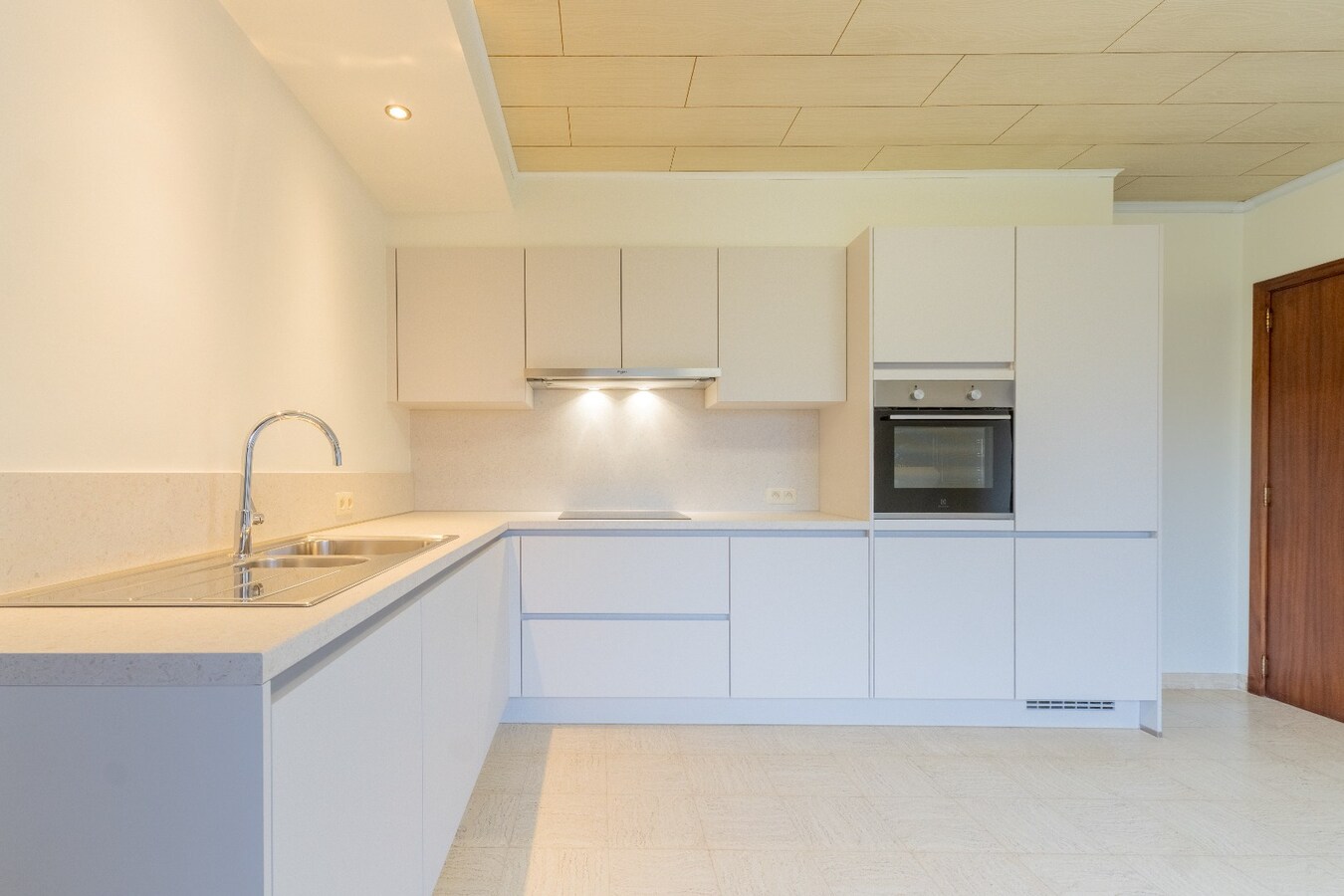 Uiterst ruime benedenwoning op groot perceel van 1666m² 