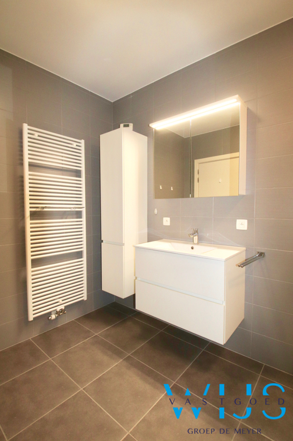 Recent GELIJKVLOERS appartement met 2 slaapkamers te Oosteeklo ! 