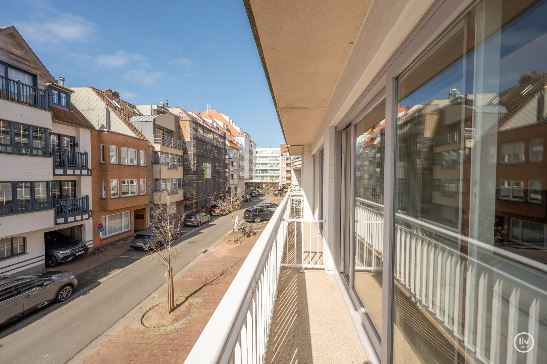Bel appartement avec une grande terrasse ensoleillée situé dans une rue calme de l'avenue Dumortier. 