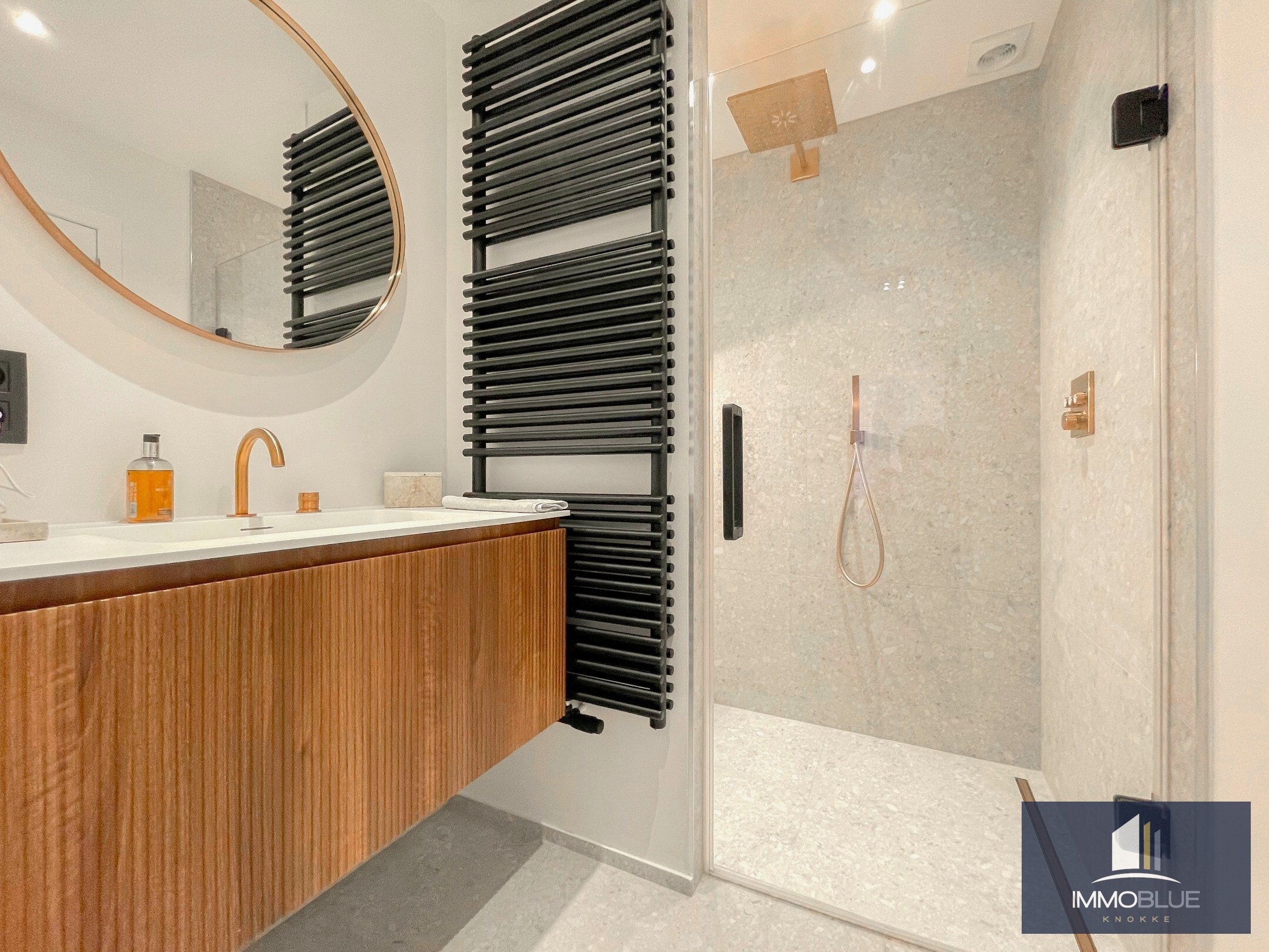 Appartement entièrement rénové avec une belle vue sur la mer. 