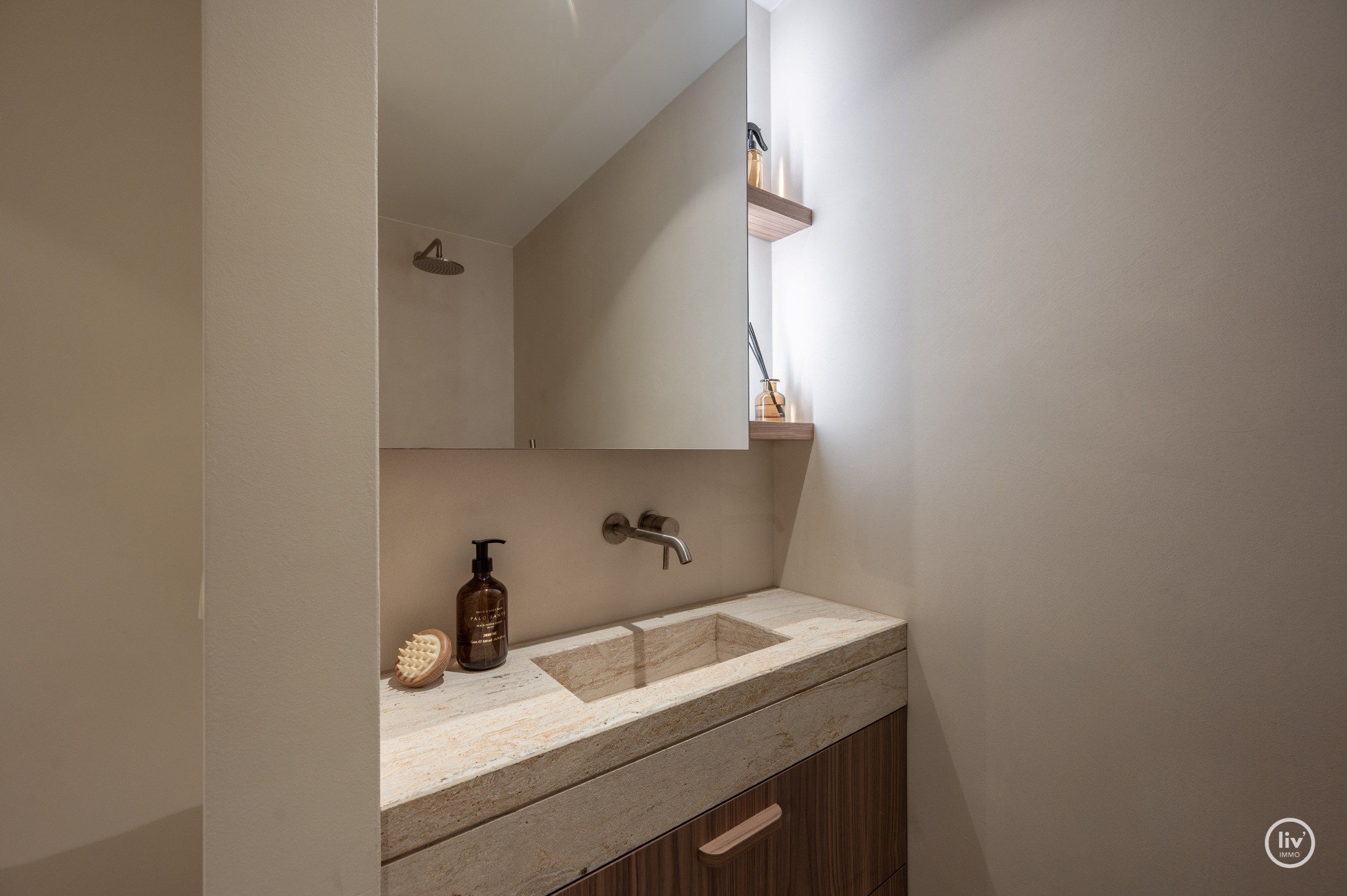 Zeer luxueus gerenoveerd 4 slaapkamer hoekappartement ideaal gelegen te Duinbergen genietend van zeezicht. 