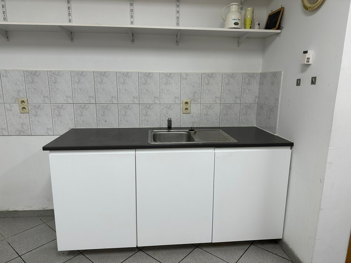 Commercieel gelijkvloers met  mooie etalage, en privé parking 