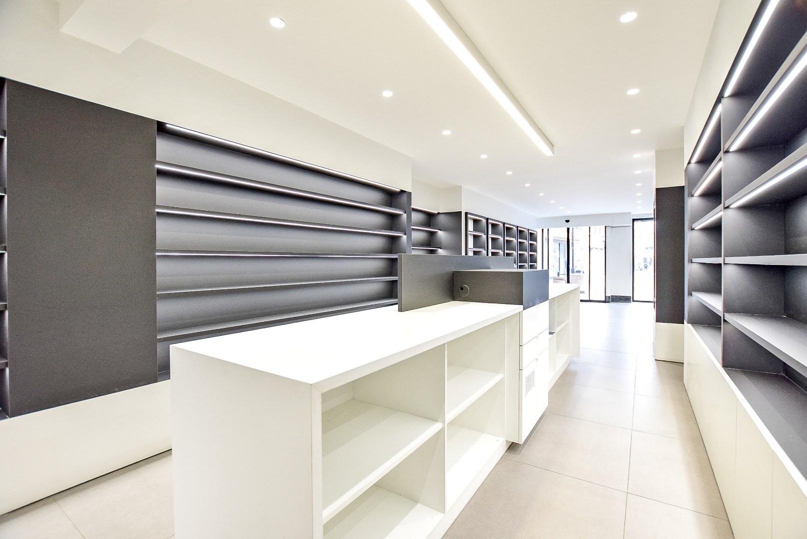 Kwalitatief afgewerkte woning met handelsruimte (536m² bewoonbaar) op een toplocatie. 