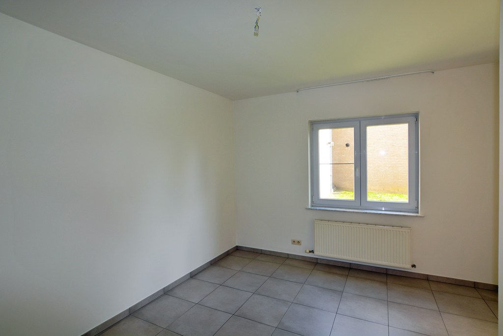 Gelijkvloers appartement (121 m²) met 2 slpks, overdekt terras, garage en kelderberging. 