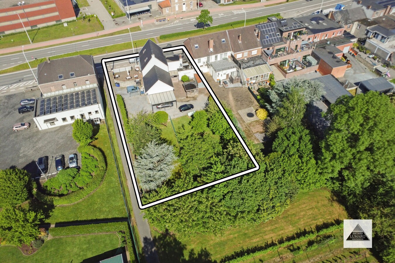 2  woongelegenheden met handelsruimte , grote tuin, 1448 m² 