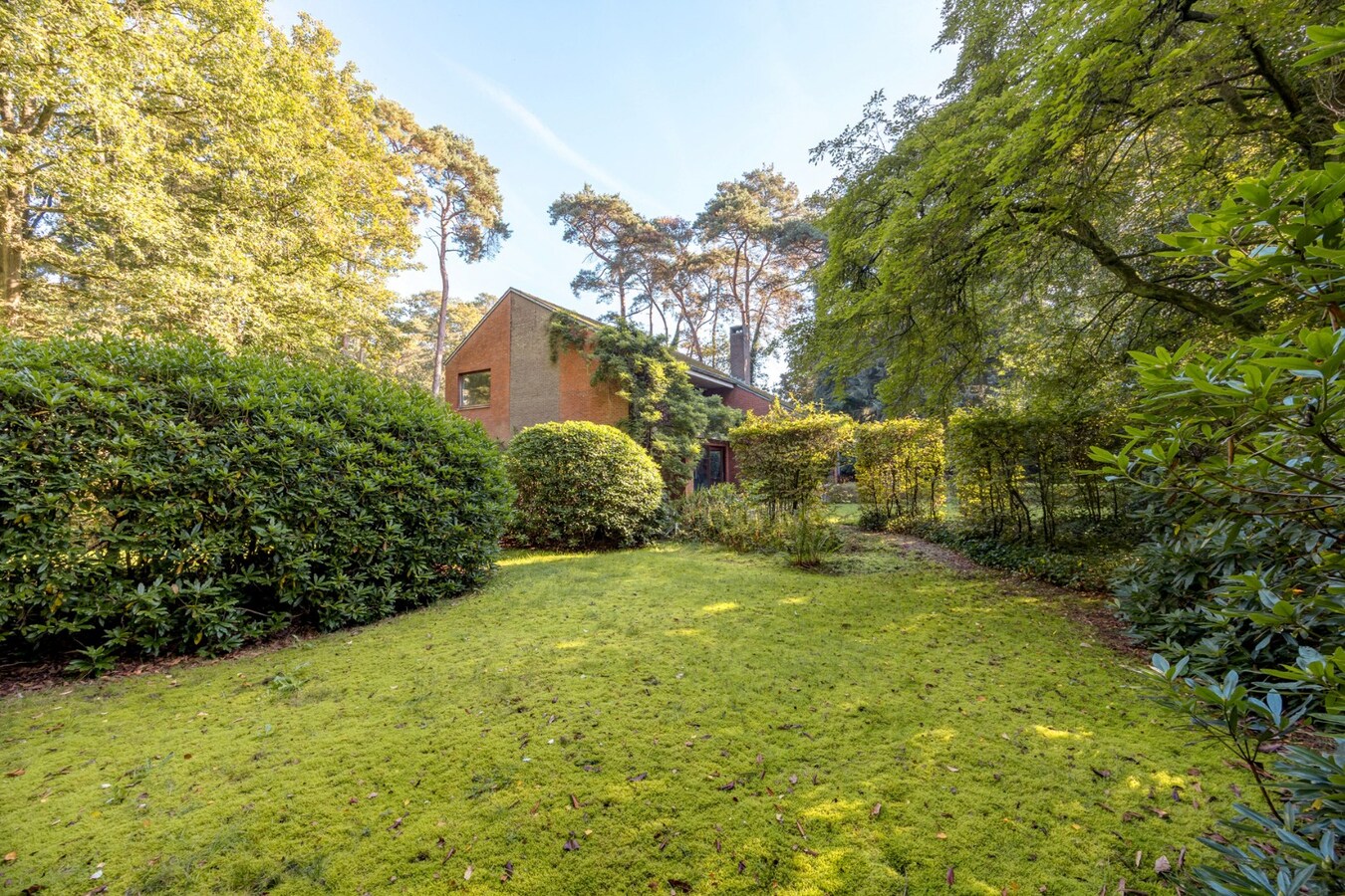 Te renoveren villa met 5 slaapkamers en prachtige tuin op toplocatie 