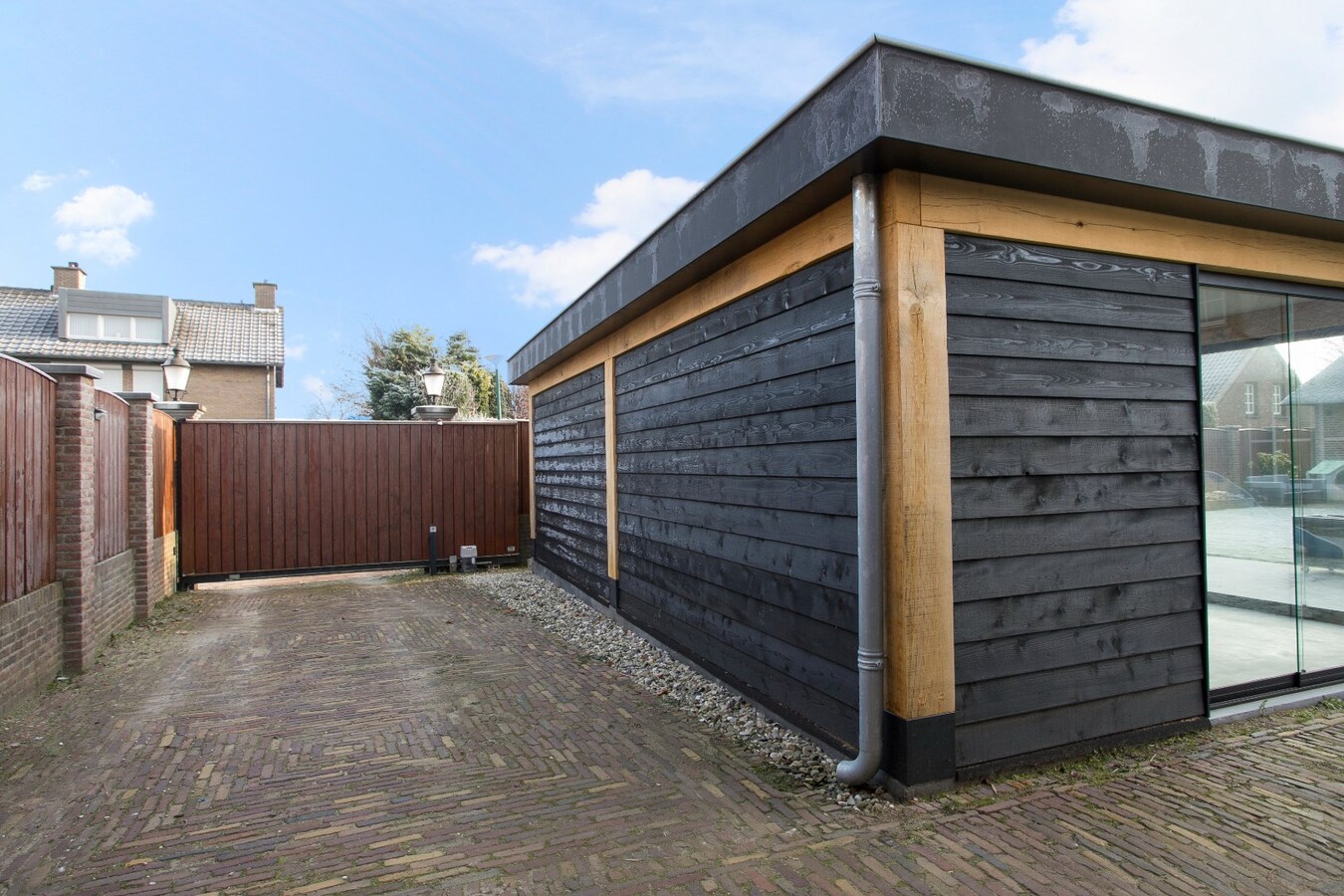 Riante vrijstaande villa met rieten dak gelegen op een perceel van 1.240 m2. 