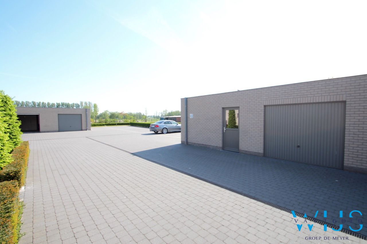 Zeer ruim instapklaar 4 slaapkamerappartement met garage en staanplaats te ERTVELDE 
