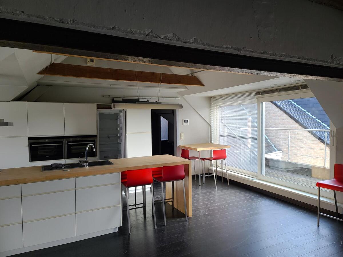 Gedeeltelijke bemeubelde loft met 2 slaapkamers in centrum Koekelare 