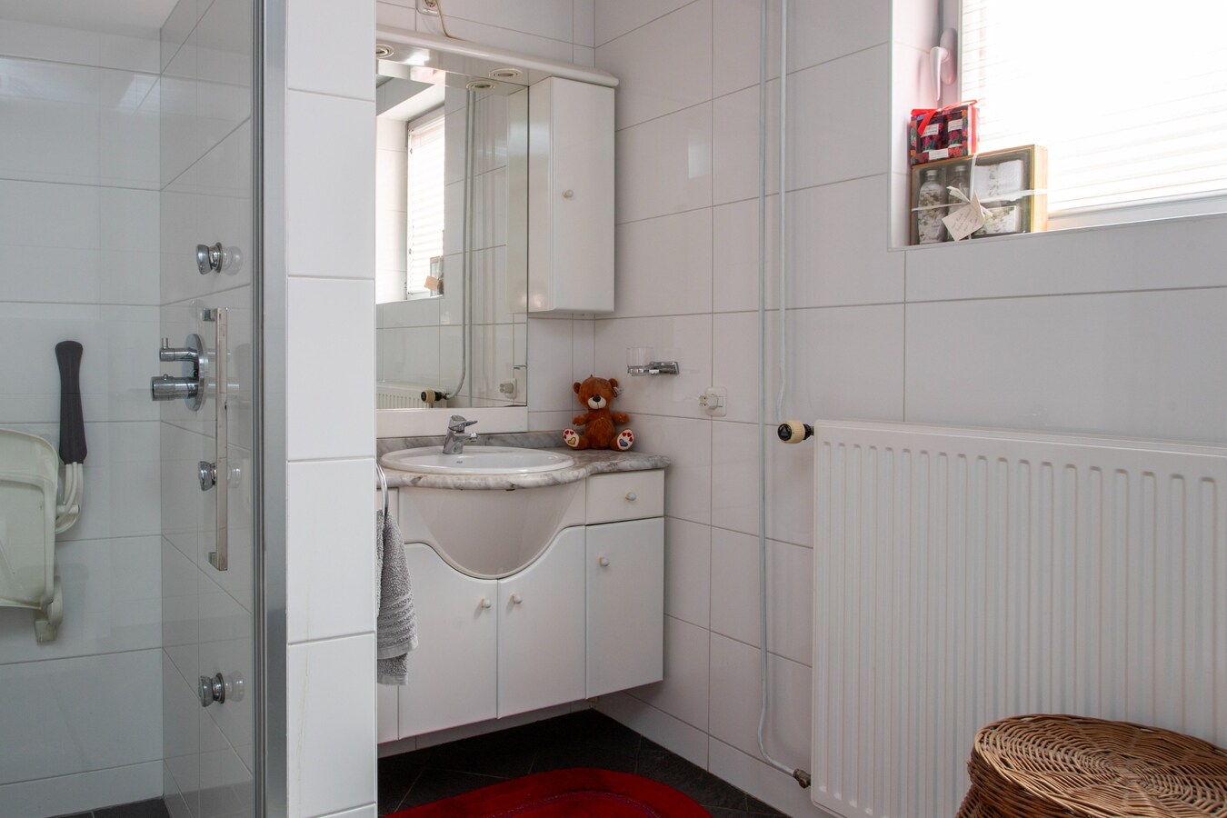 Vrijstaande degelijk gebouwde woning met inpandige dubbele garage. 