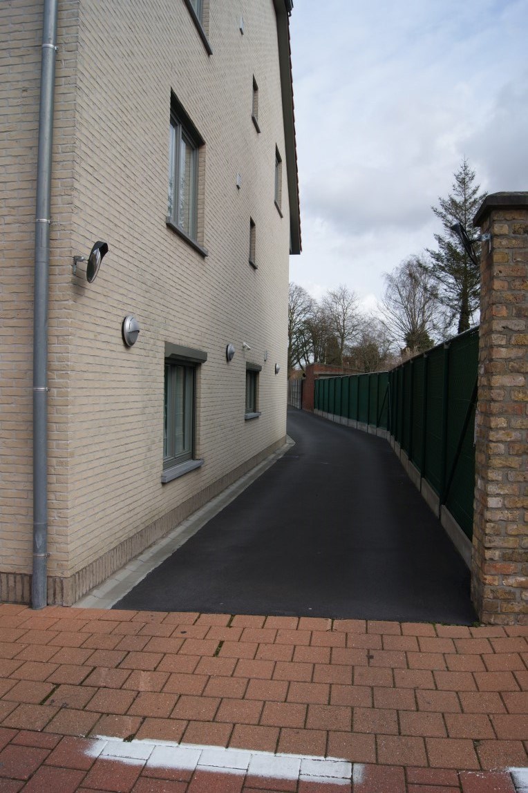 Recente garage met elektrische sectionaalpoort, gunstig gelegen te Torhout 