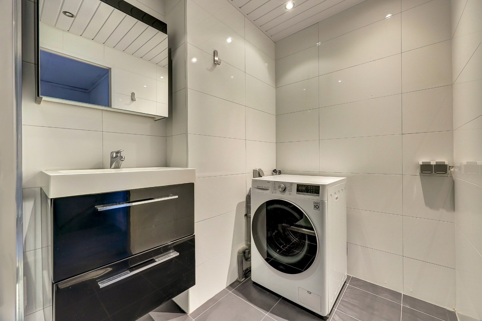 Sfeervol en karakteristiek jaren '30 bovenwoning met prachtige glas-in-lood details, 2 goede slaapkamers, ruime keuken en badkamer en gelegen op eigen grond! 