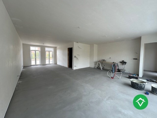 Moderne nieuwbouw tussenwoning met drie slaapkamers en garage in Moere 