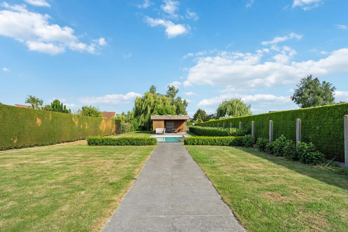 Vrijstaande woning met verwarmd zwembad op ruim perceel van 1813 m² 