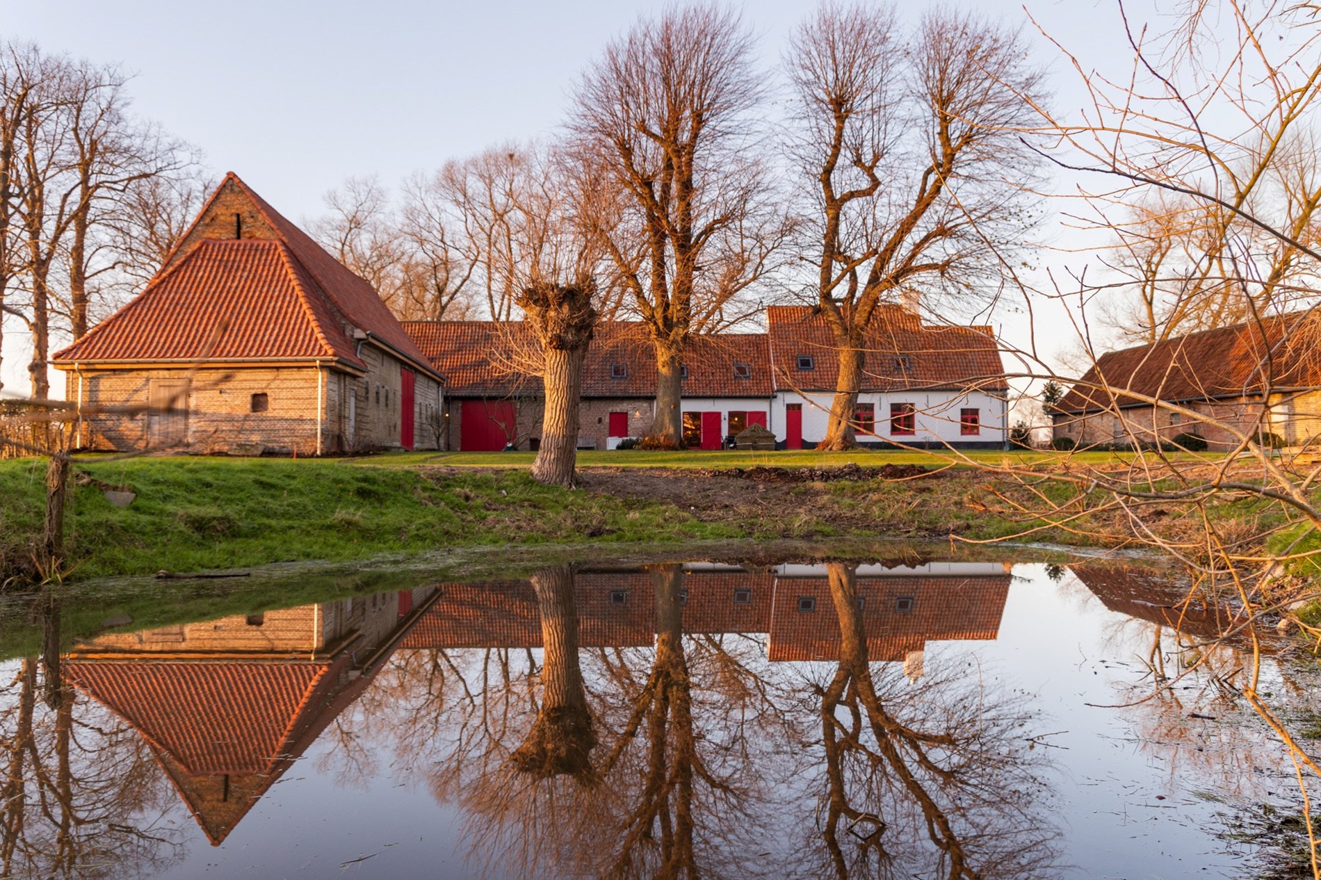 OPENDEURDAG Zondag 18/10 tussen 13u en 16u  (Westernieuwweg 80): Authentiek gerenoveerde hoeve te Varsenare — een uitzonderlijk landelijke eigendom nabij Brugge 