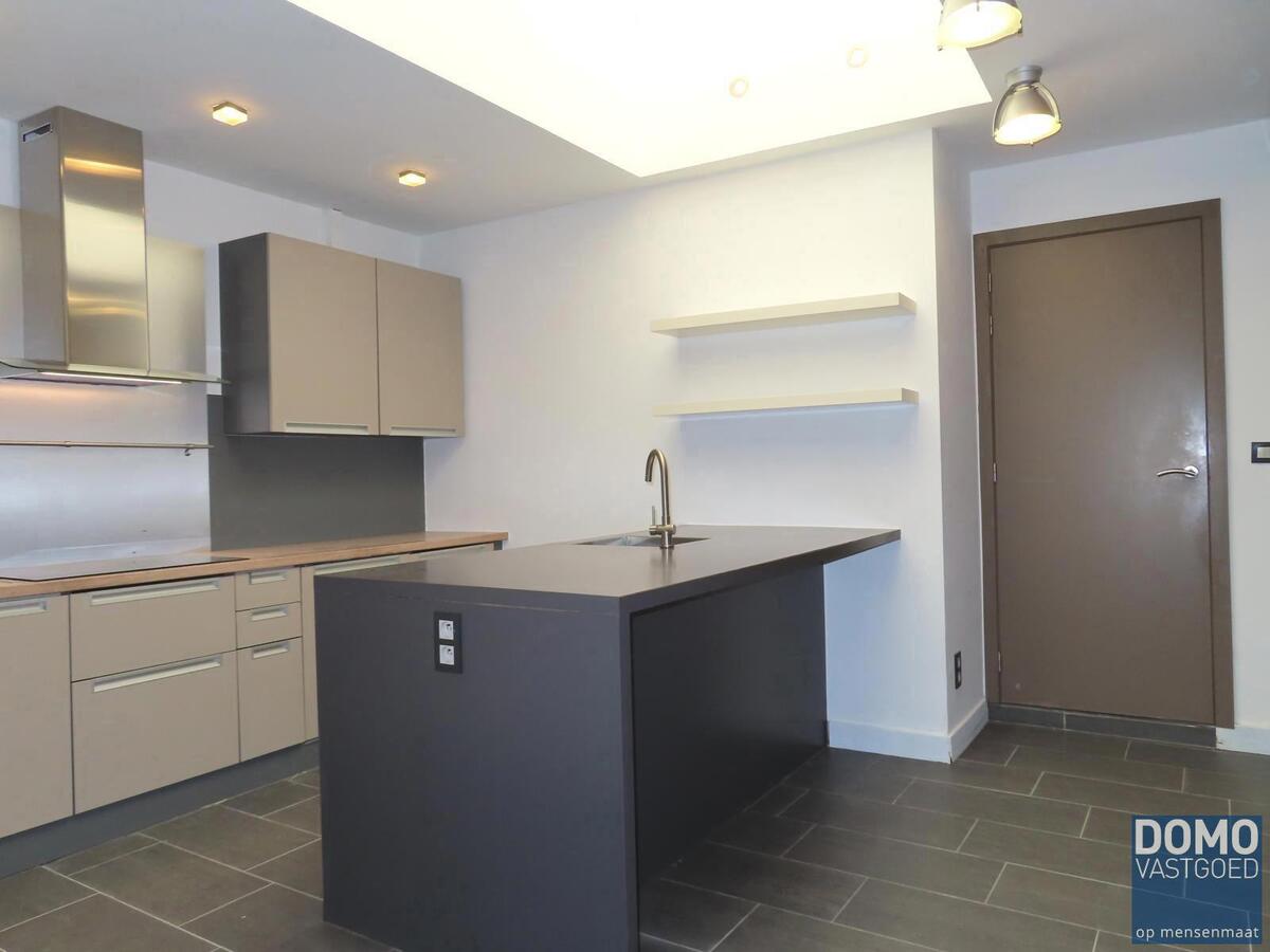 Gerenoveerde rijwoning, centraal gelegen in Hasselt. Vlakbij het centrum van Hasselt, openbaar vervoer, scholen, winkels en autosnelwegen. 