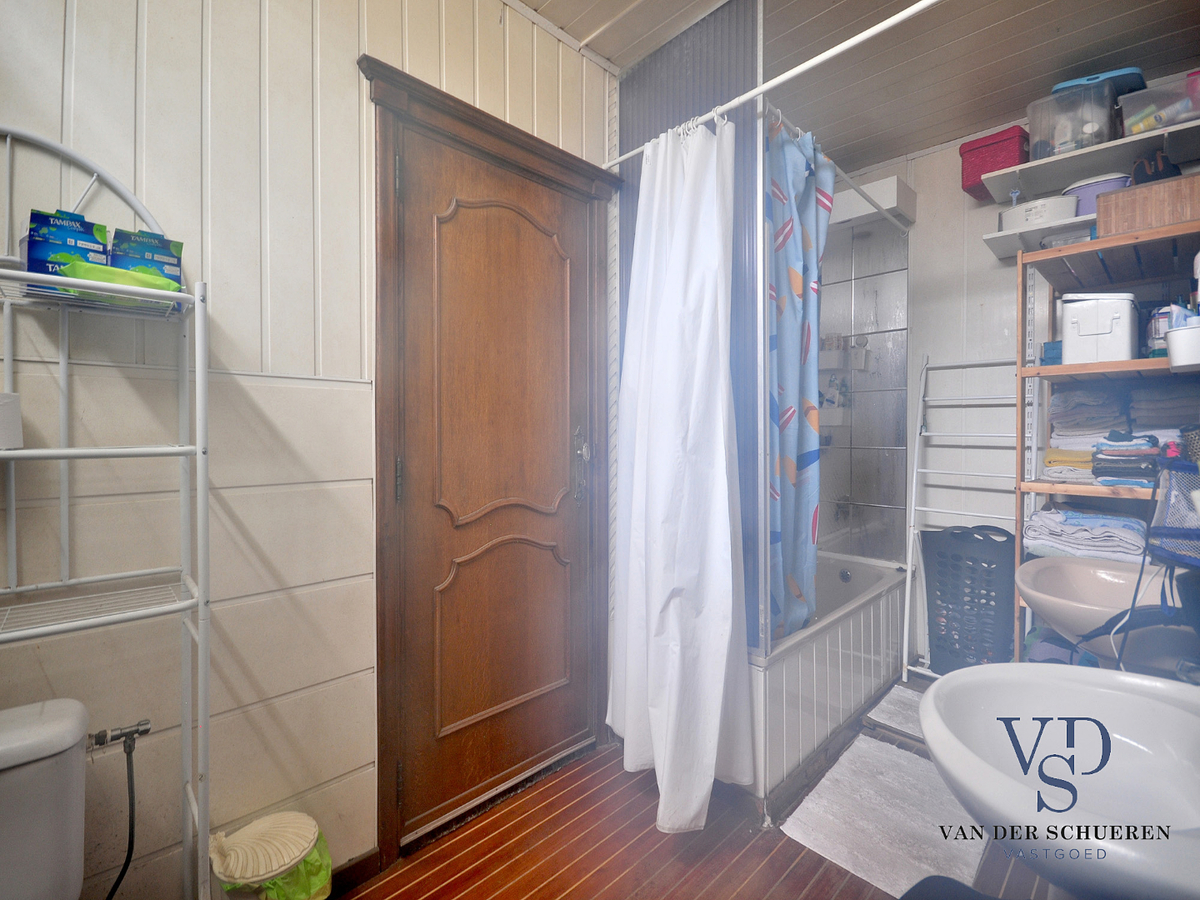 Op te frissen gezinswoning in hartje Gavere ! 