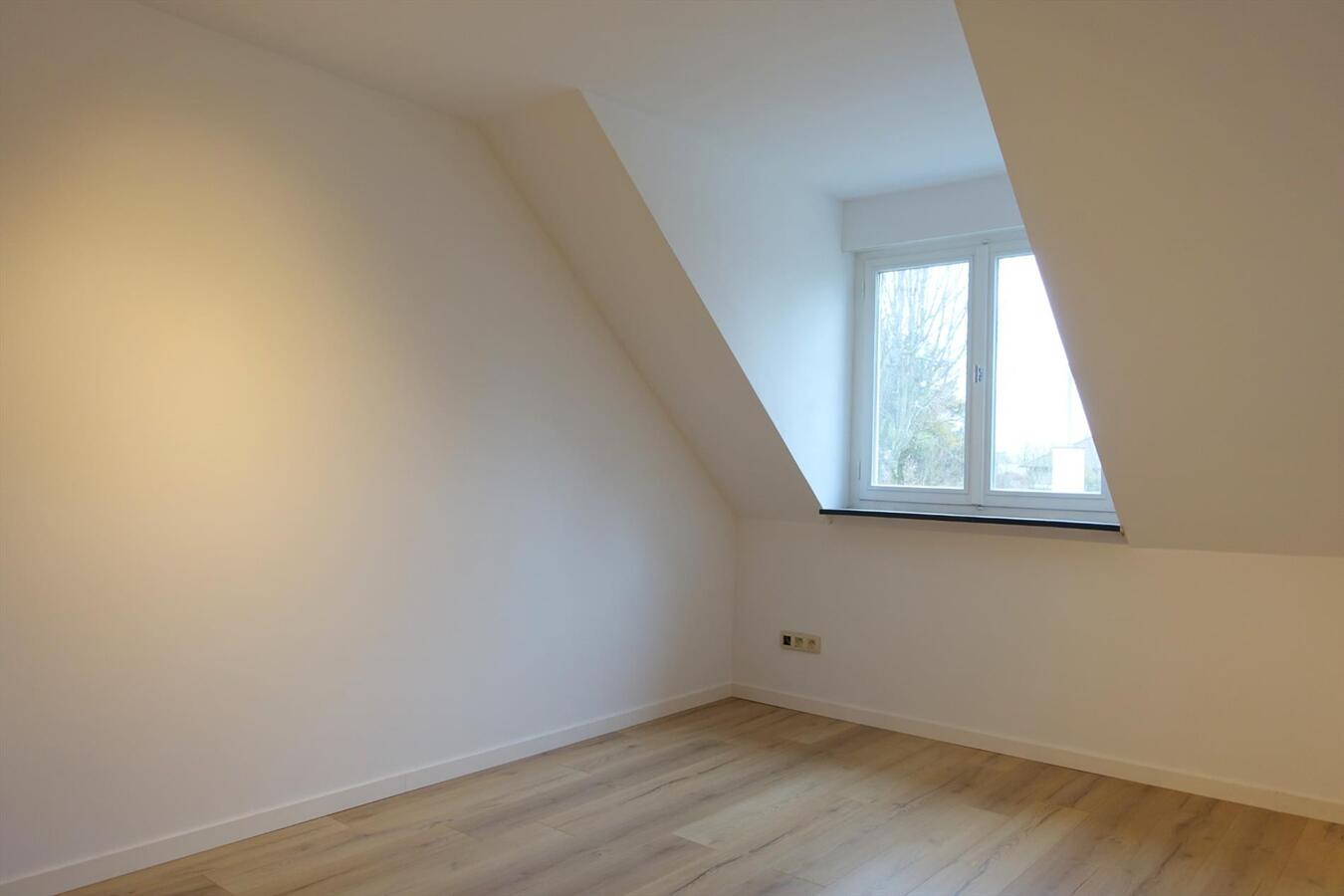 Halfopen woning met garage 