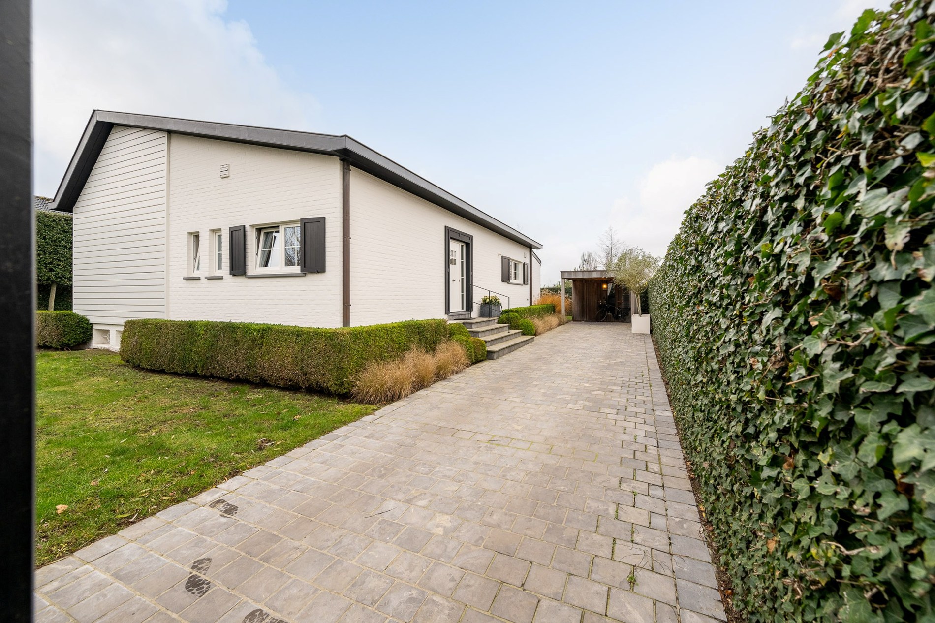 Gelegen in een rustige en uiterst gegeerde residentiële wijk van Knokke, biedt deze volledig gerenoveerde woning een perfecte combinatie van hedendaags comfort, licht en verfijnde elegantie 