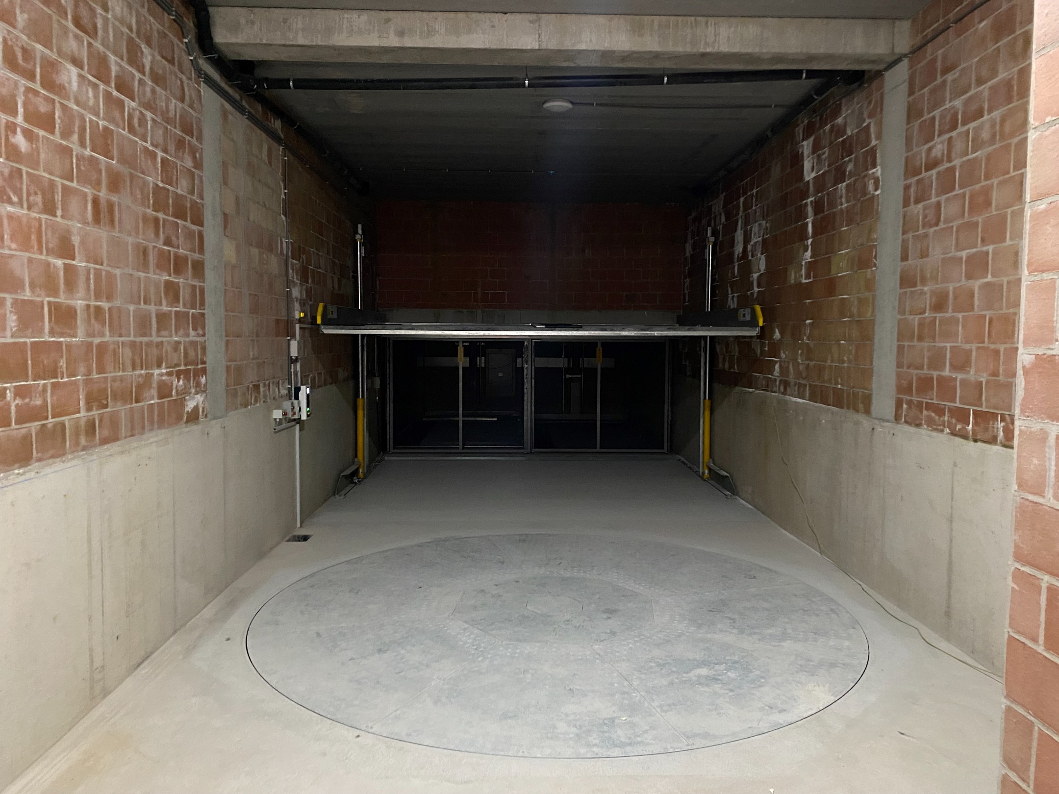 Ruime staanplaats te huur in een nieuwbouwresidentie gelegen in de Duinviooltjesstraat (Zijstraat van de Dumortierlaan). 