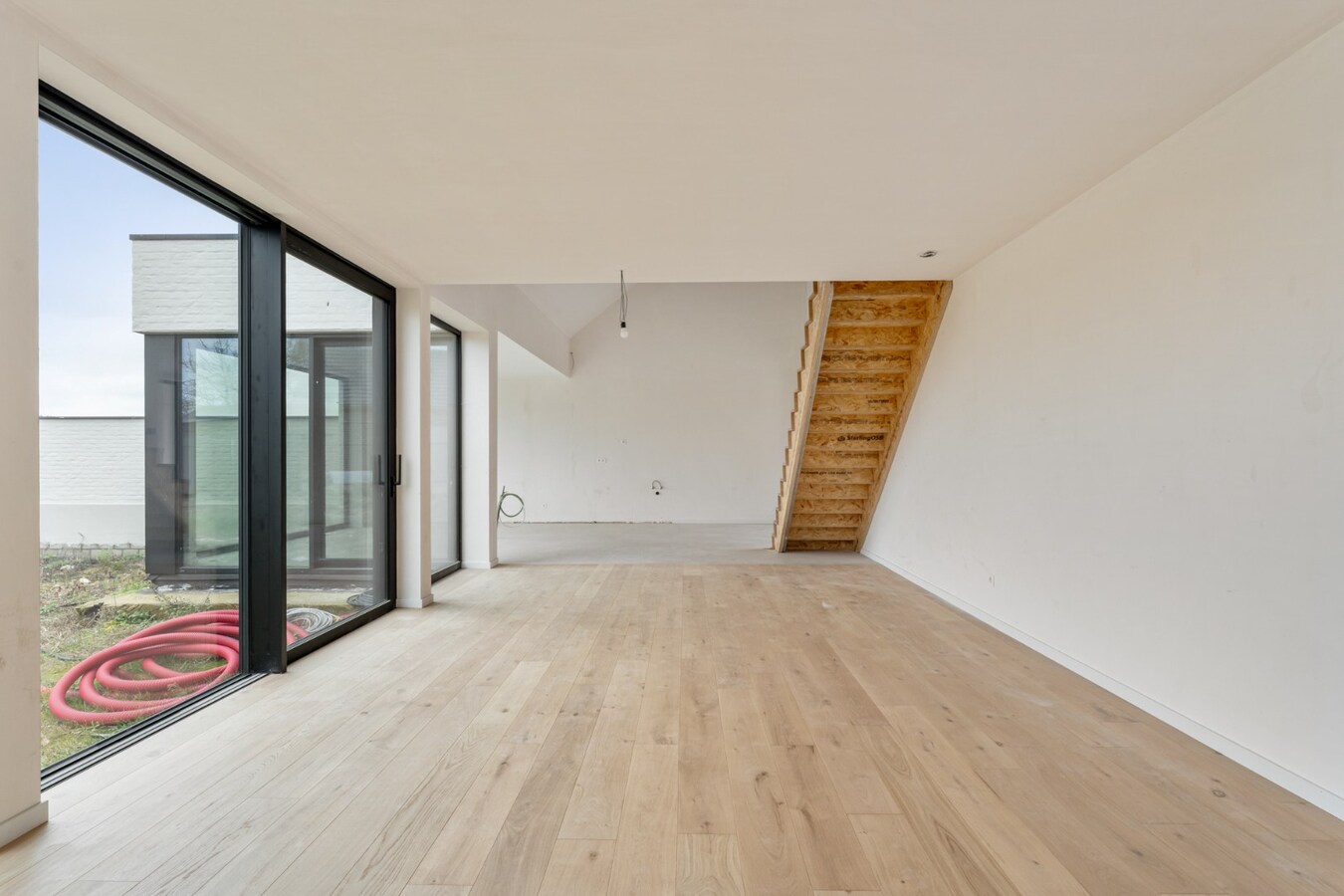 Exclusieve halfvrijstaande woning te koop na transformatie van bestaande hoeve naar 2 BEN-woningen! 