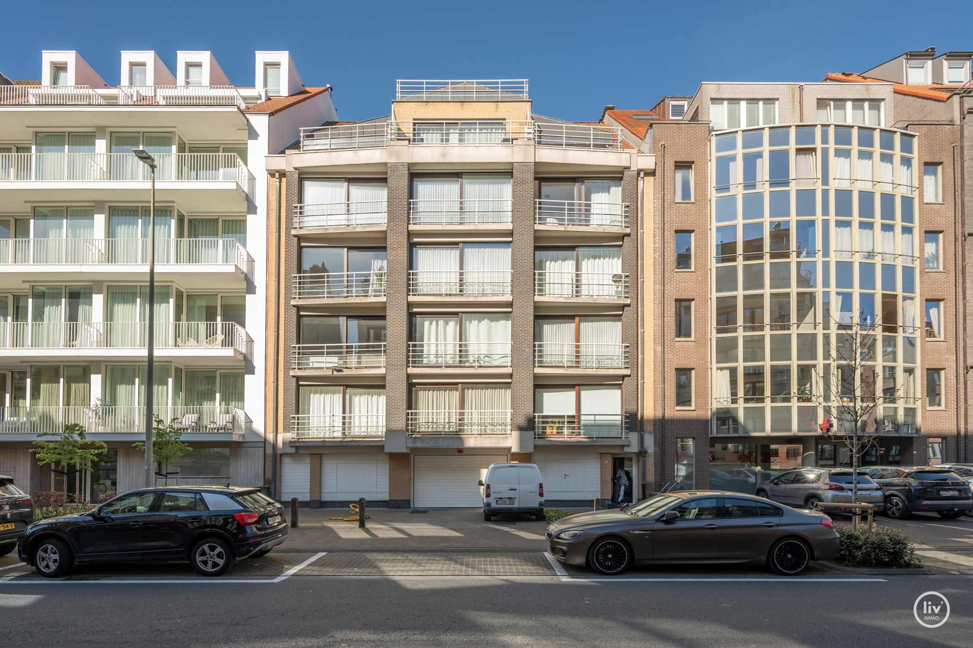 Prachtig gerenoveerd 2 slaapkamer-appartement gelegen te Leopoldlaan te Knokke met balkon. 