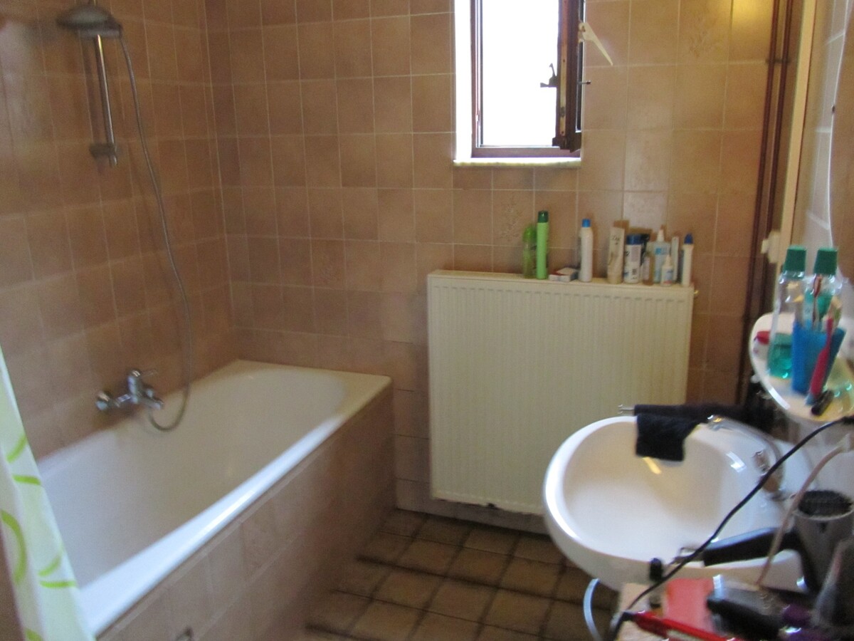 Op te frissen alleenstaande woning 