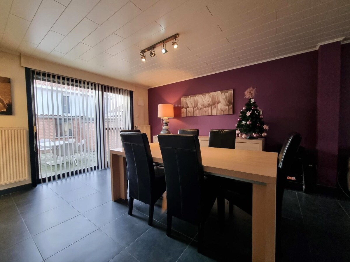 Halfopen woning met garage en dubbele oprit te Heist 