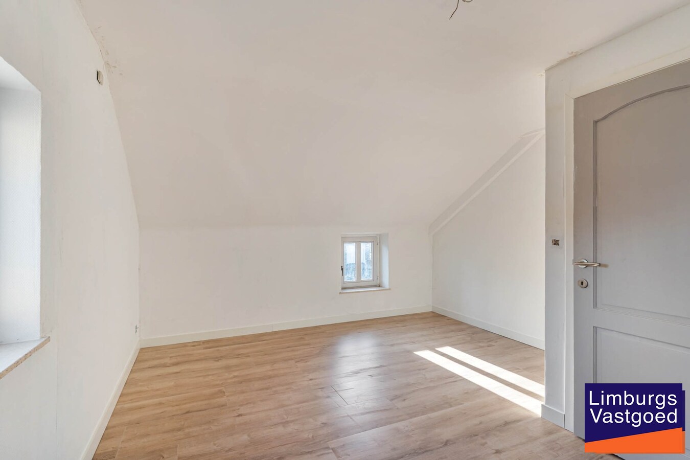 Instapklare woning met ruime loods/werkplaats, 11a 77ca 