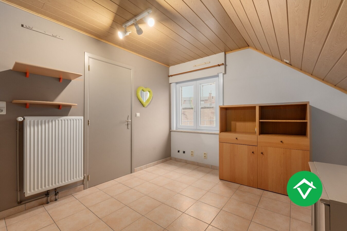 Veelzijdig handelspand met woonst en twee verhuurde appartementen in centrum Aartrijke 