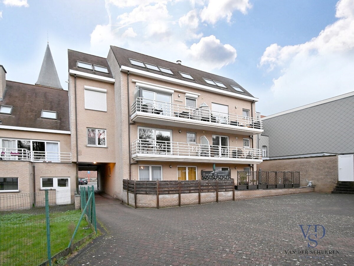 Tijdloos, ruim 1-slpk-appartement mét garage te centrum Gavere 