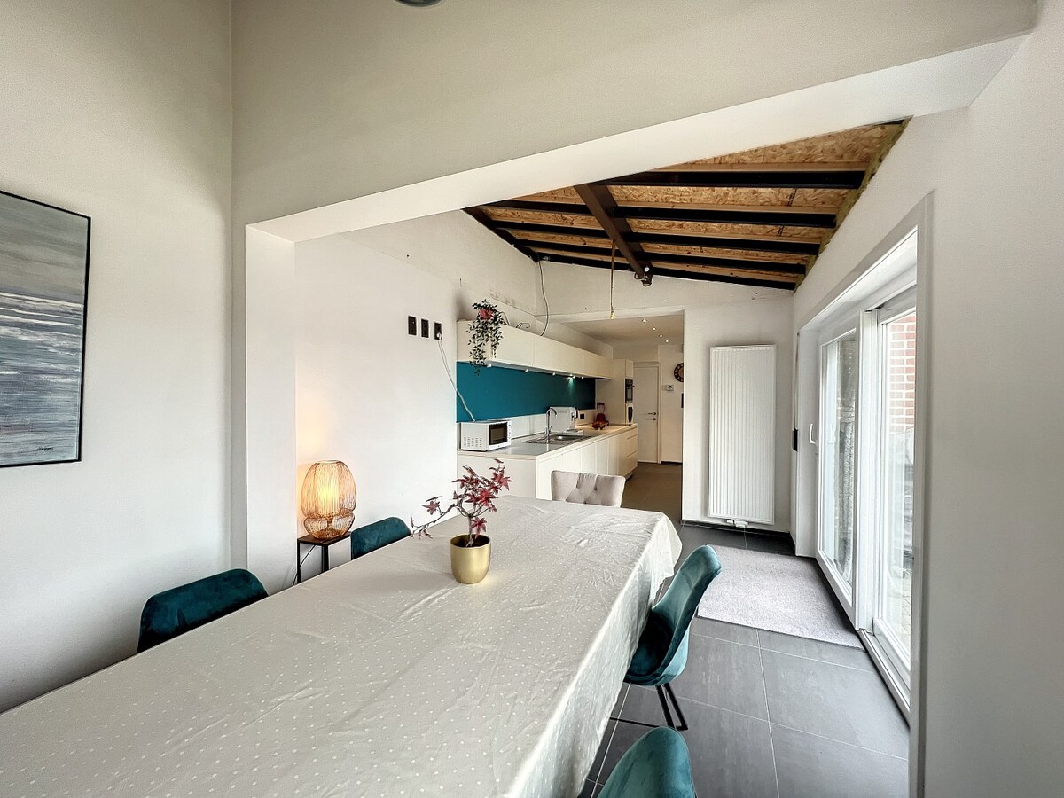 Landelijk gelegen, prachtige halfopen woning met twee (mogelijks drie) slaapkamers. 