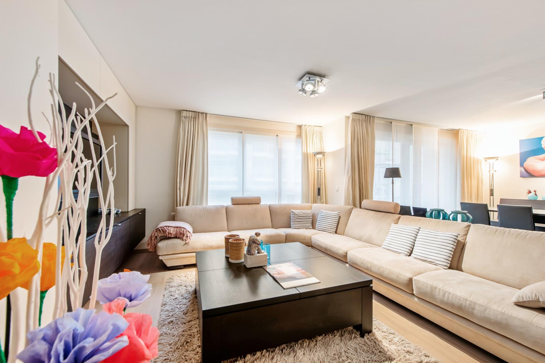 Instapklaar bemeubeld 3 slaapkamer appartement met terras 