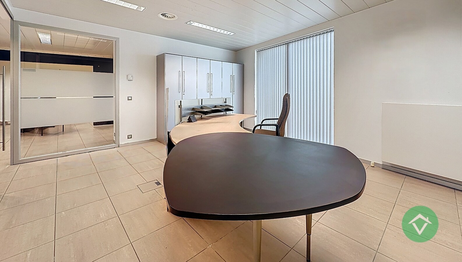 Commerciële toplocatie in Vleteren met burelen, vergaderruimtes en parking 