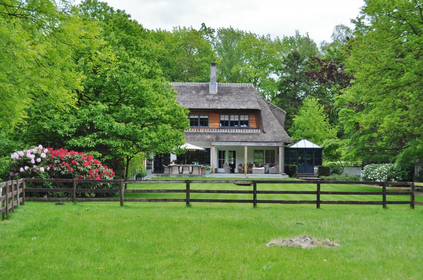 Ruime villa met stallingen en weide op 4900m² te Schoten 