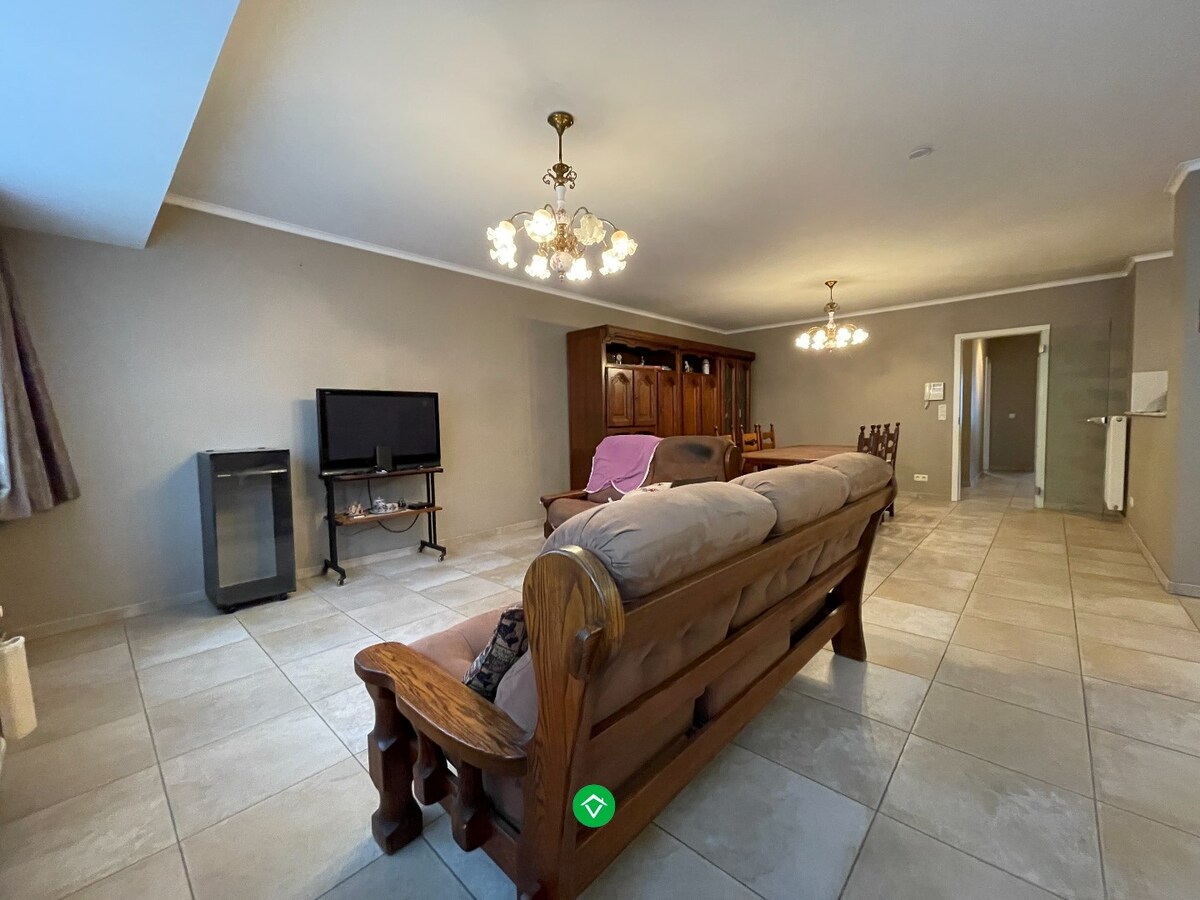 Ruim appartement (117 m²) met 2 slaapkamers, terras en garage in centrum Roeselare! 