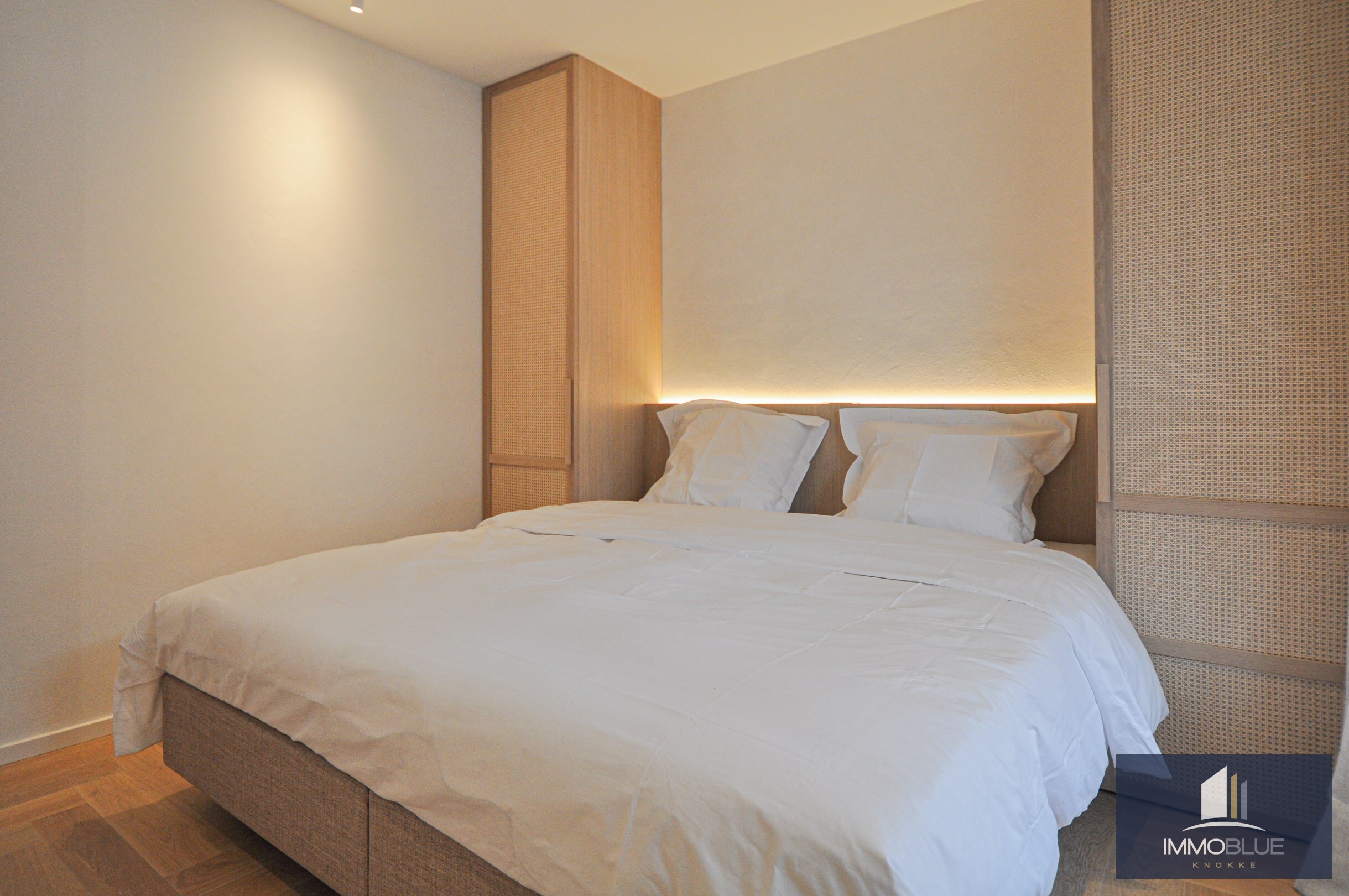 Appartement entièrement rénové et lumineux avec une vue dégagée magnifique, situé dans une résidence de standing. 