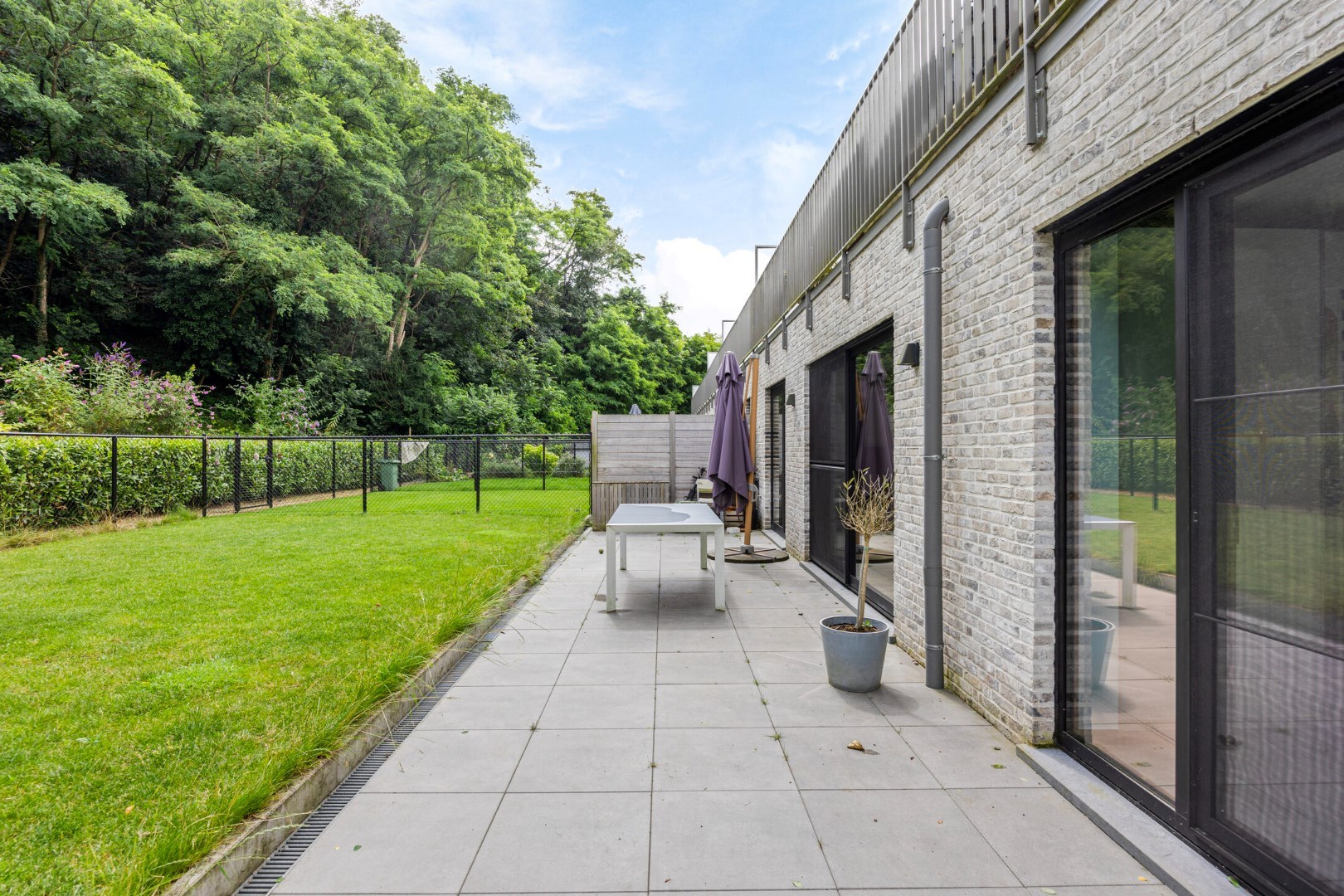 Ruim appartement met 2 slaapkamers en tuin + autostaanplaats vlakbij autostrade - EPC 68 kWh/m² 