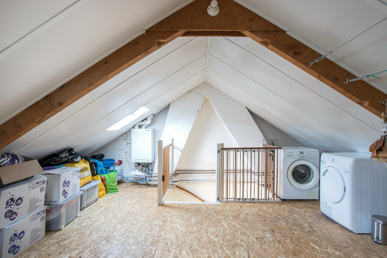 Eindwoning met berging, overkapping, ondergrond, erf, tuin- en verdere aanhorigheden. 