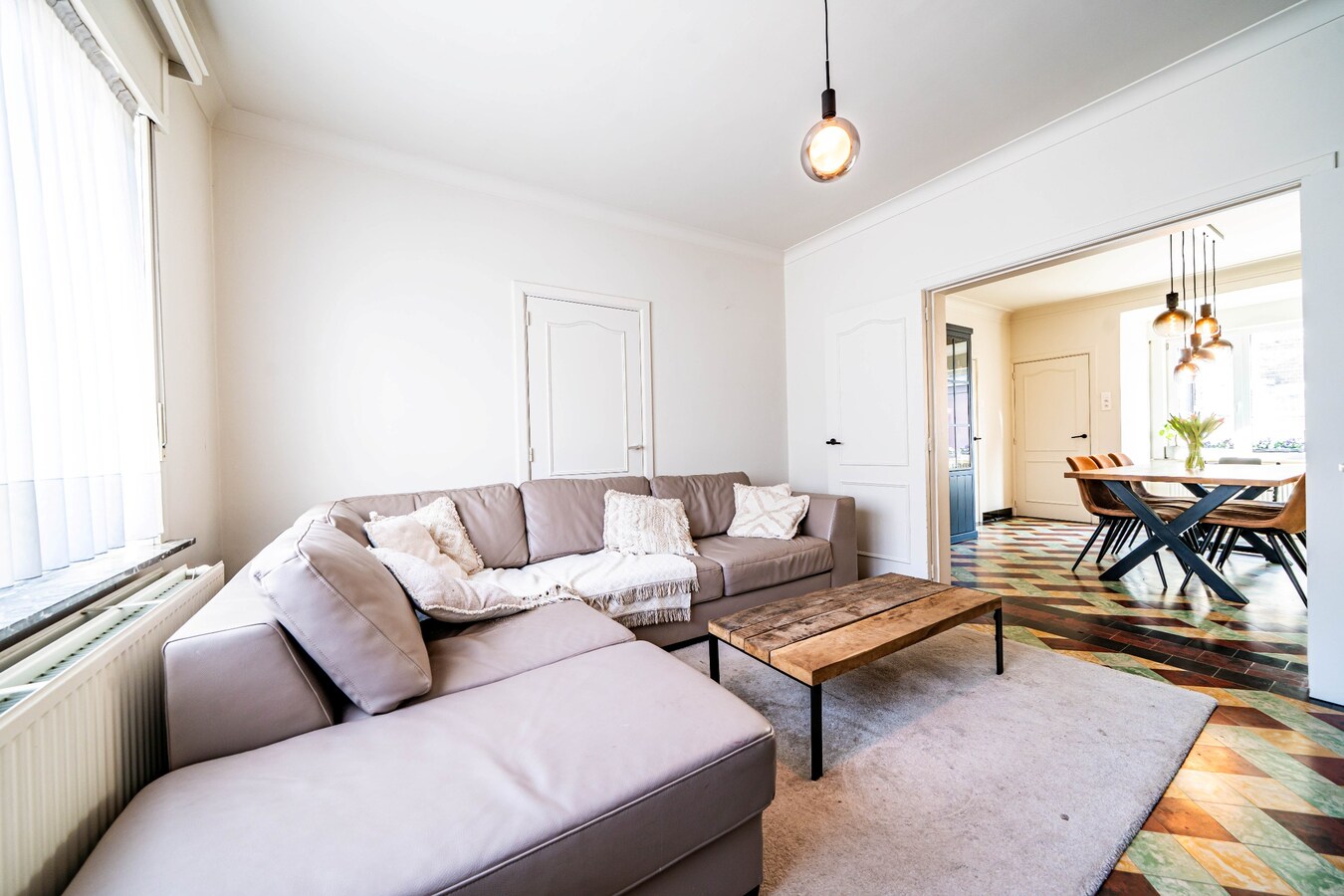 Gezinswoning met ruime opslagplaats en carport in het centrum van Ouwegem 