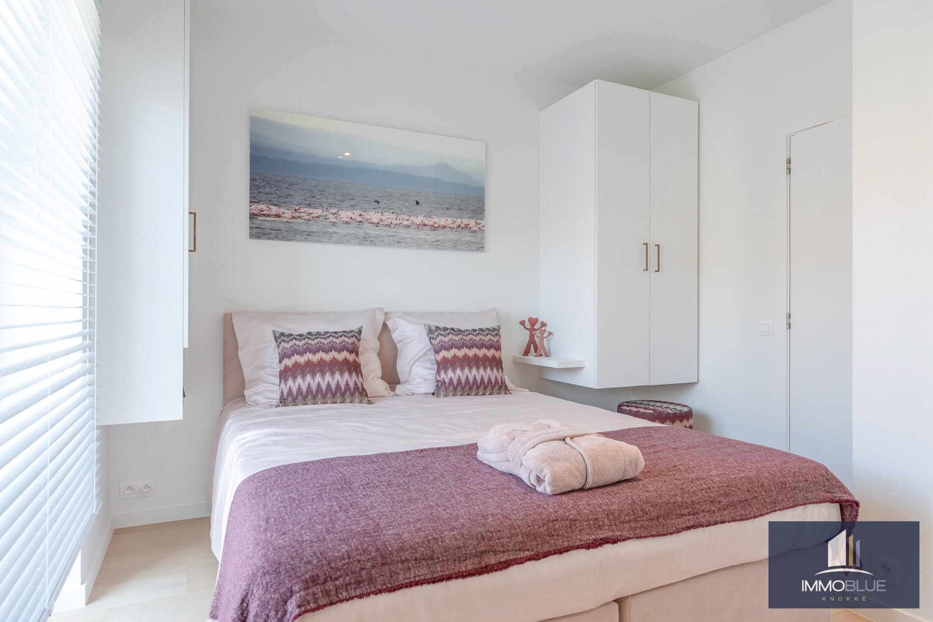 Situé dans un endroit calme, cet appartement entièrement rénové offre une vue dégagée sur les villas. 