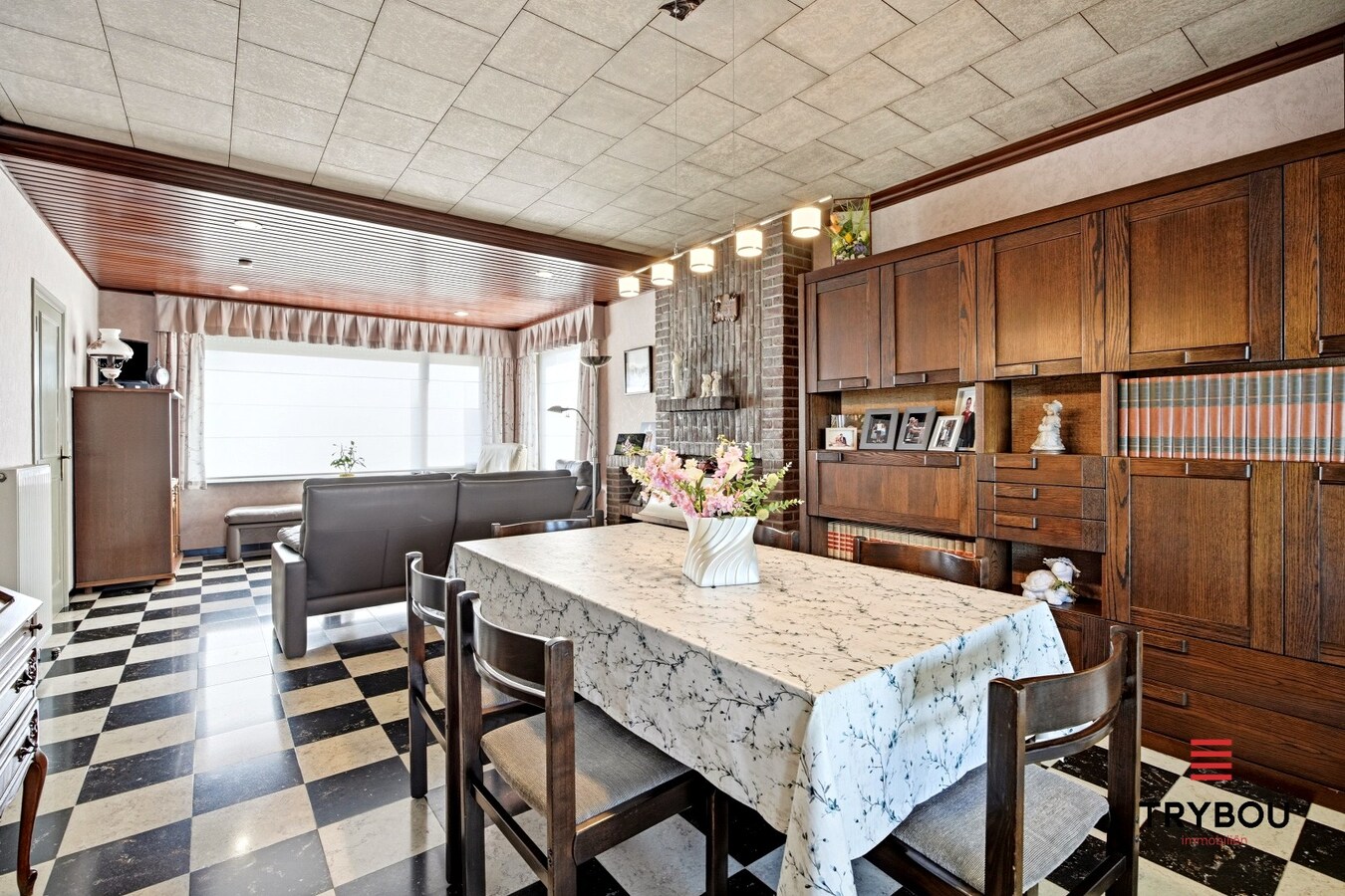 Alleenstaande woning op een ruim perceel met 3 slaapkamers en 2 garages! 