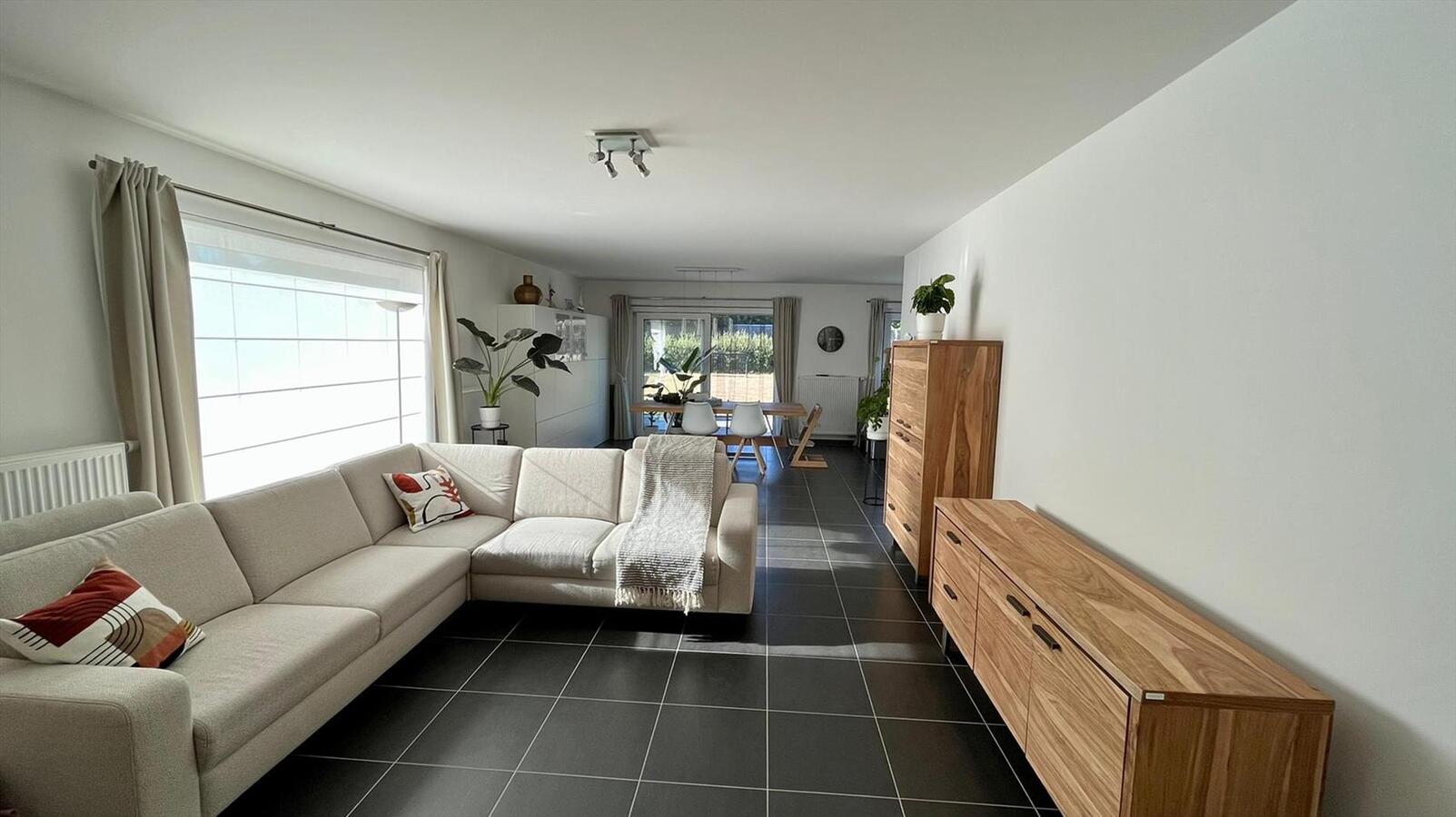 Ruime villa in residentiële wijk te Dikkelvenne 