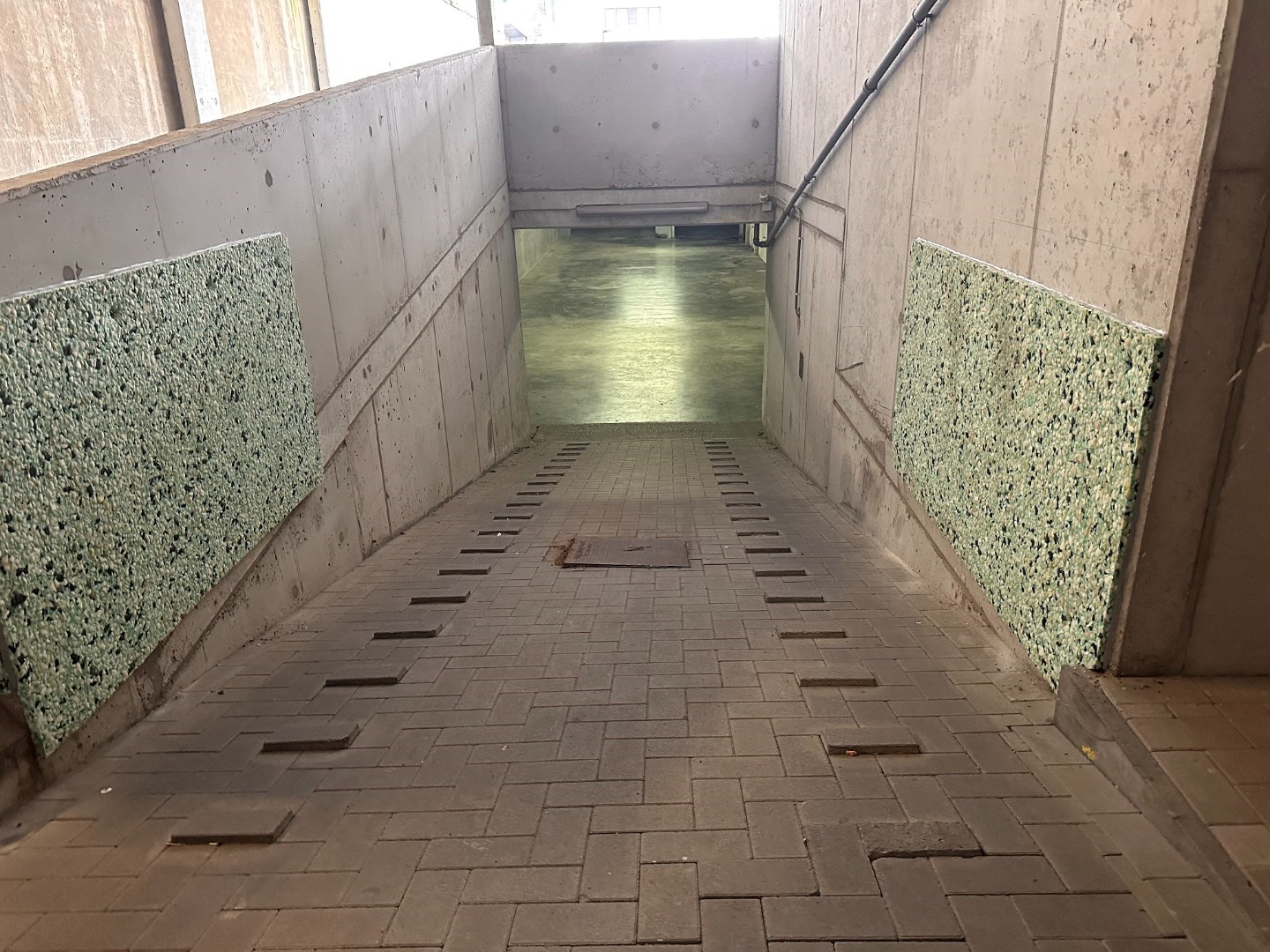 GARAGE BOX  OP TOPLIGGING - CENTRUM OOSTENDE ! 