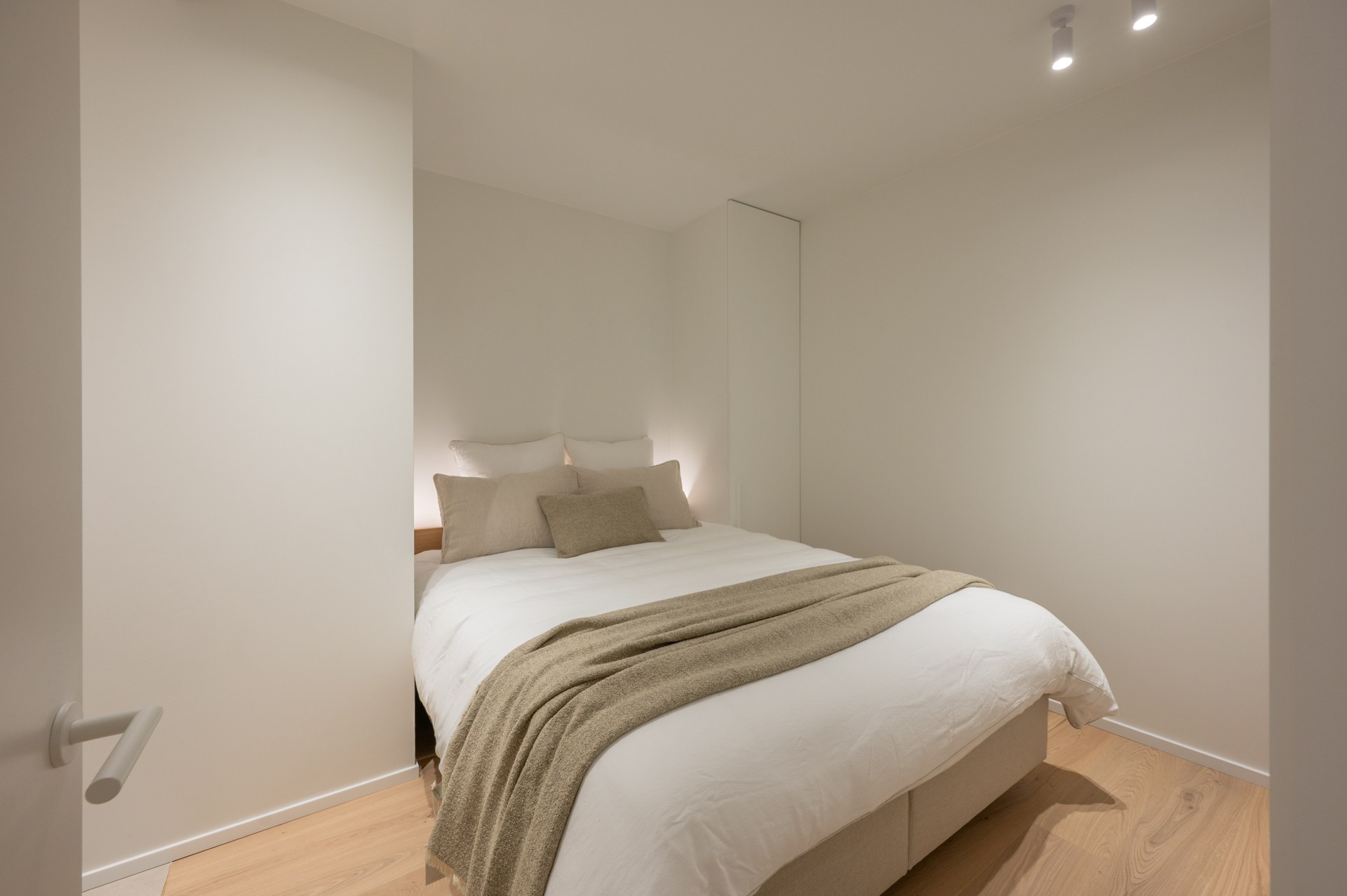 Prachtig gerenoveerd appartement met 3 slaapkamers centraal gelegen op de Lippenslaan te Knokke. 