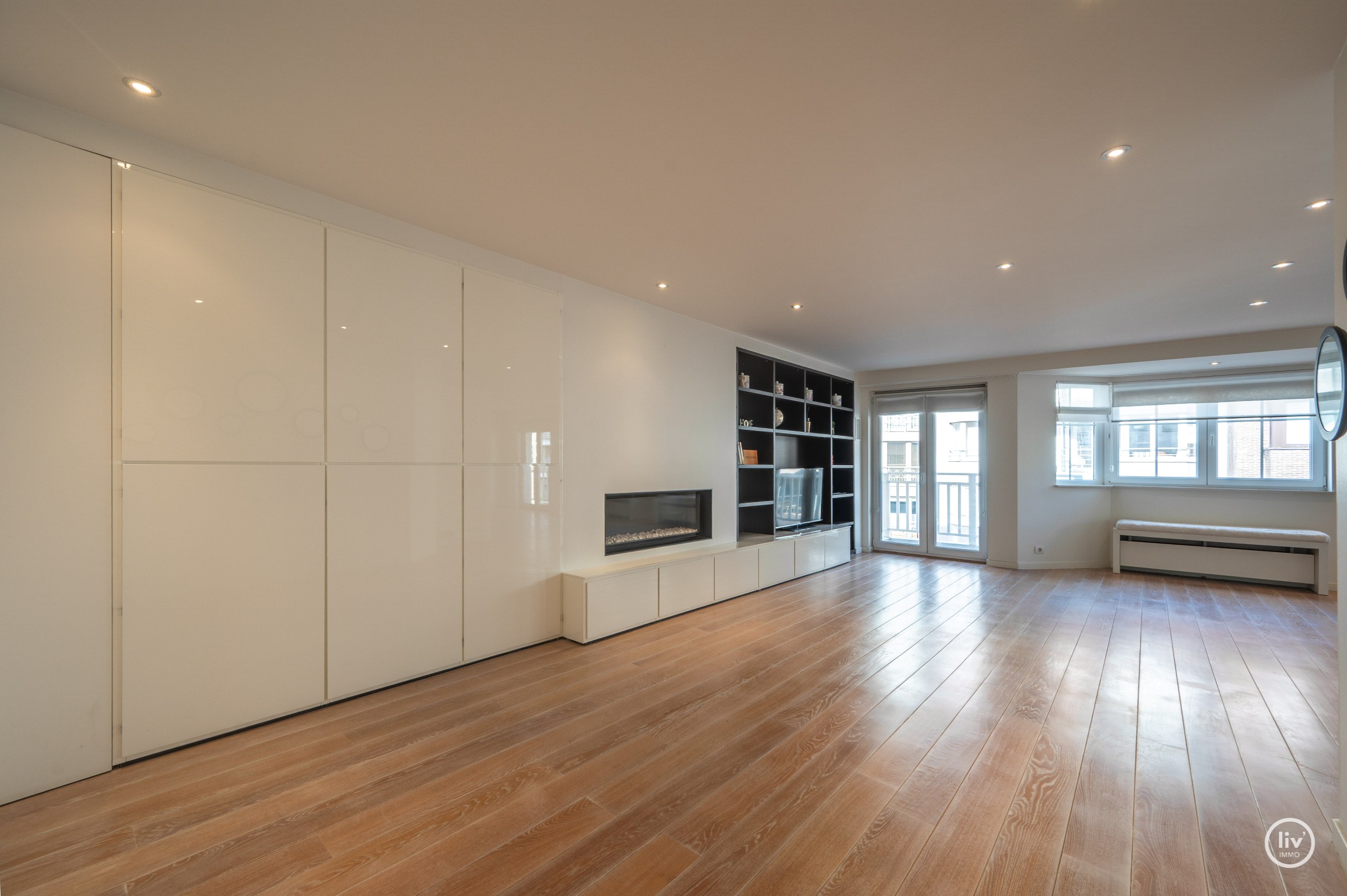 Appartement exceptionnellement spacieux avec une largeur de façade exceptionnelle et une superficie totale de 163 m², idéalement situé sur l'avenue Dumortier à Knokke. 