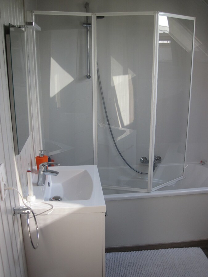 Degelijke woning met terras en tuintje. 