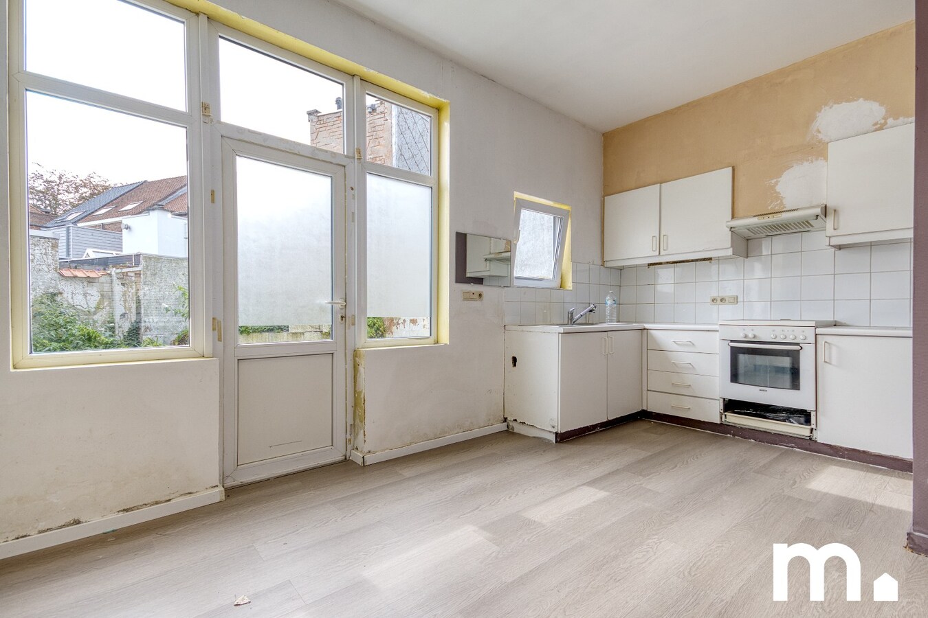 Woning met 3 slaapkamers, tuin en uitstekende verbinding te Kortrijk ! 