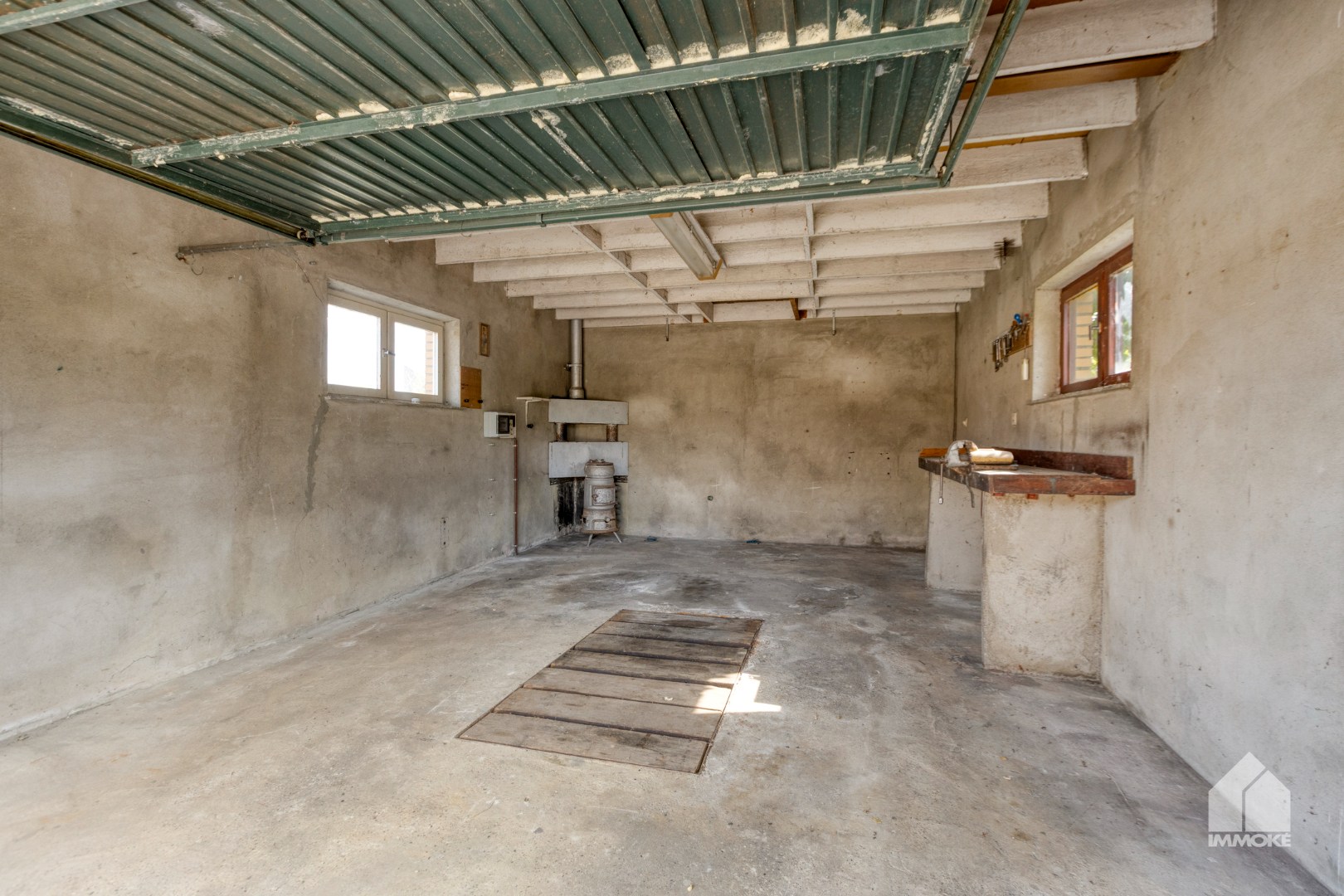 Te renoveren, gelijkvloerse woning op 13a 60ca met 2 slpk en garage. 