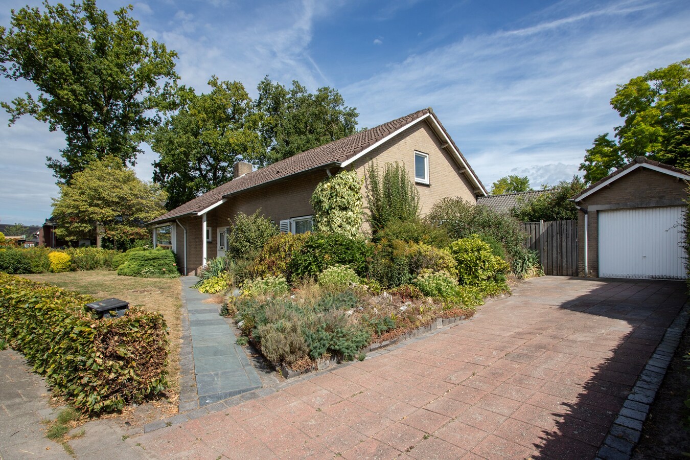 Vrijstaande levensloopbestendige semibungalow met schitterend uitzicht en royale tuin in Hoogeloon. 